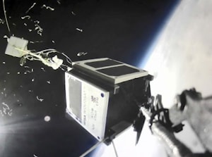 Первый в мире деревянный спутник совершил полет в стратосфере