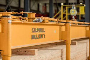 Freres Lumber выбирает подъемник для пиломатериалов Caldwell с поворотной опорой  