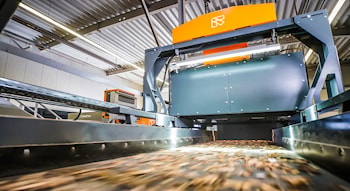 TOMRA внедряет искусственную нейронную сеть в переработку древесины  