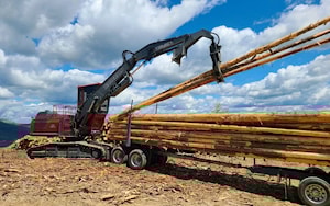 Komatsu предлагает погрузчик бревен TimberPro TN230D с шарнирно-сочлененной стрелой  