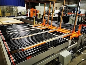 Инвертор для передачи материалов, предназначенный для переворачивания отдельных панелей или партий панелей  