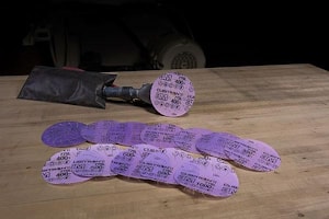 Усовершенствованный шлифовальный диск тонкой зернистости, не выделяющий пыли при работе  