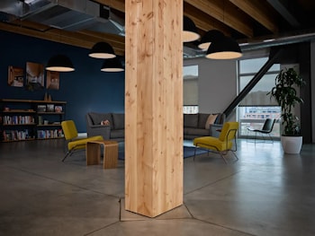 Timberlab дарит вторую жизнь элементам из клееного бруса, повторно используя их в интерьерах из массивной древесины  