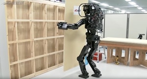 Робот-гуманоид монтирует гипсокартнонную облицовку  