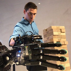 Роботизированная рука может передавать чувство прикосновения на большое расстояние  